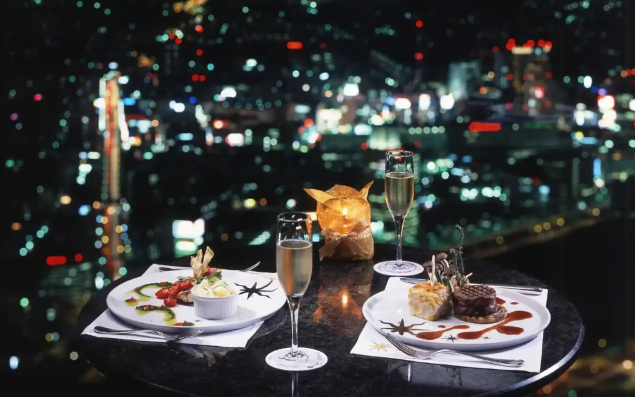 【みなとみらい駅】天空のラウンジで輝く横浜の夜景を堪能×ケーキ+記念写真+乾杯ドリンクでサプライズ演出！「スカイラウンジ シリウス 横浜ロイヤルパークホテル」