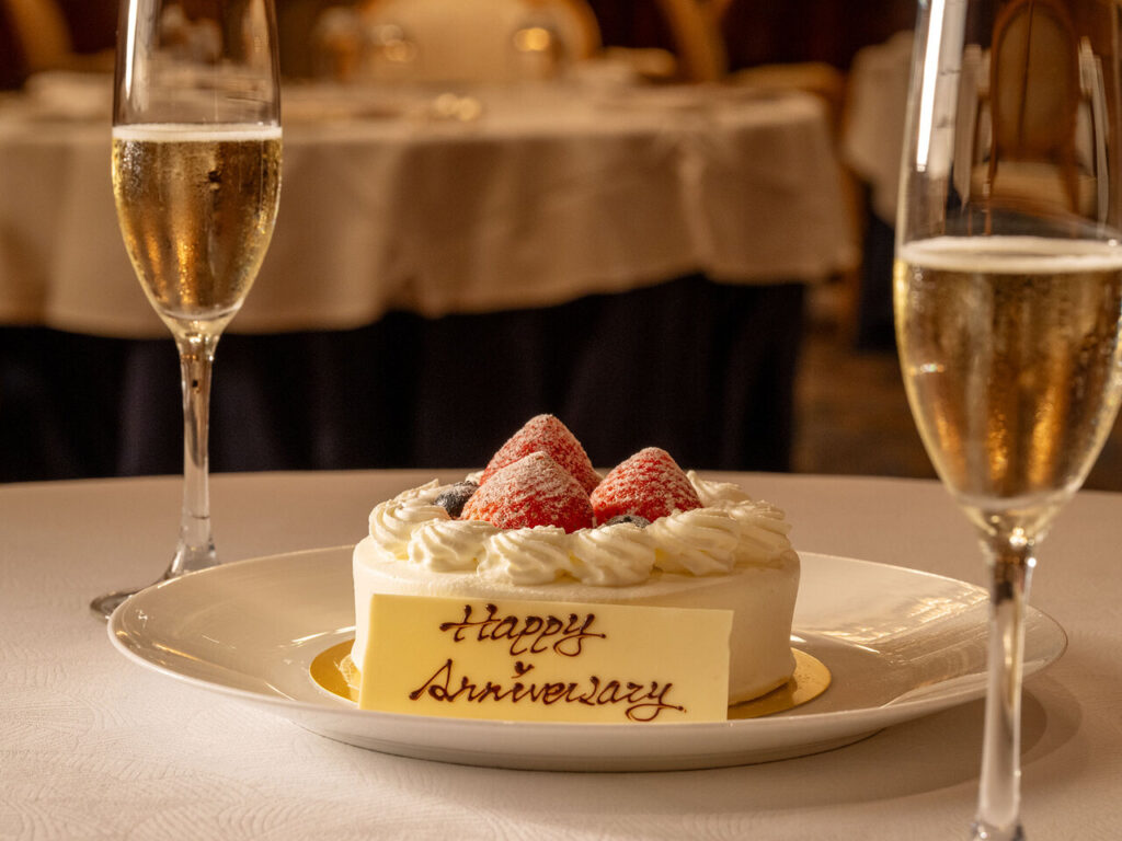 【みなとみらい】ラグジュアリー空間で味わう豪華フレンチ×お祝いのケーキと乾杯シャンパン付き「フランス料理 アジュール / ヨコハマ グランド インターコンチネンタル ホテル」