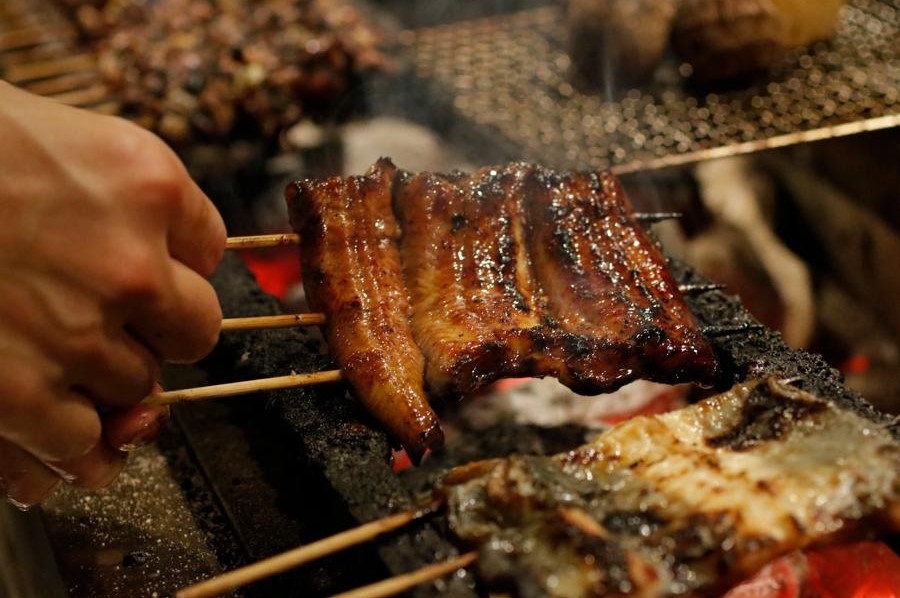 【新宿駅】炭火焼のうなぎ料理を堪能×種類豊富な日本酒で乾杯「新宿うな鐵 はなれ」