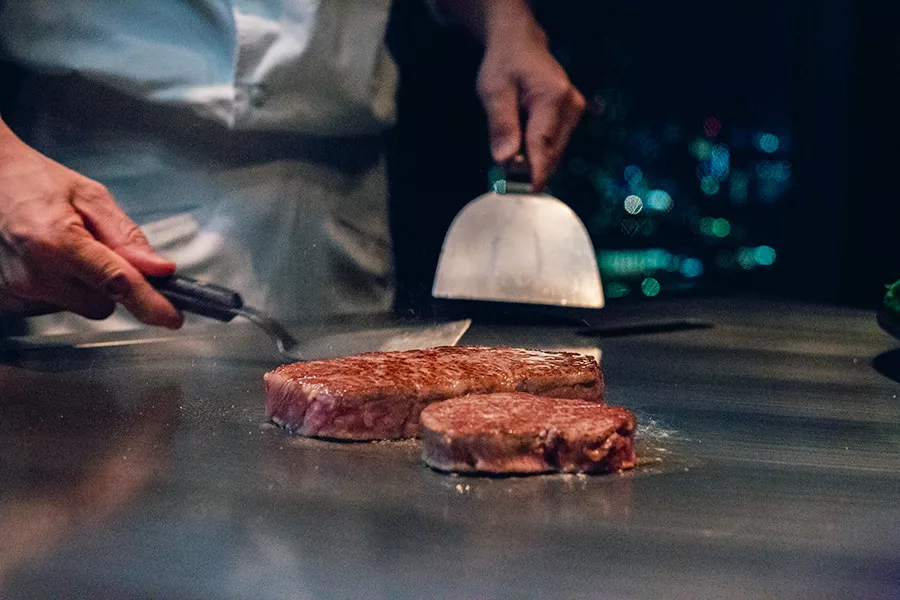 【元町駅】厳選された神戸牛を目の前で焼き上げる鉄板焼✕乾杯酒とベリーケーキに花束が彩る「ステーキハウス ミディアムレア」