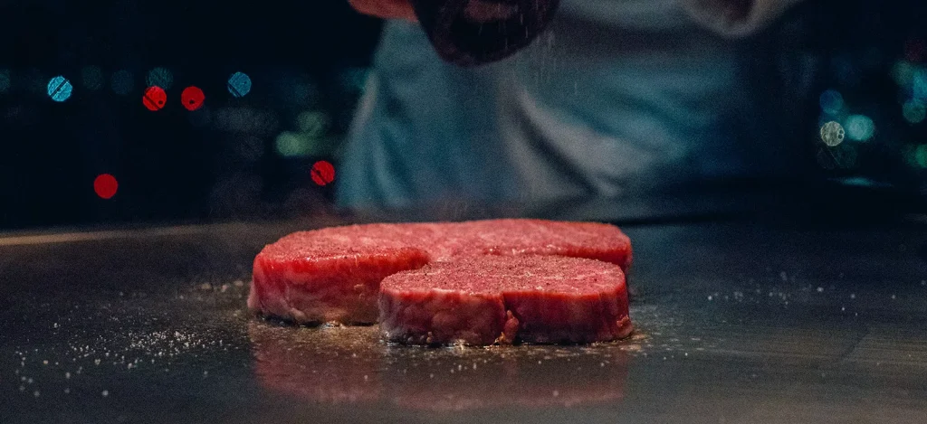  【中央区京町】選べるお肉で美味しい鉄板焼き×シャルロットケーキと花束が可愛い「ステーキハウス ミディアムレア」