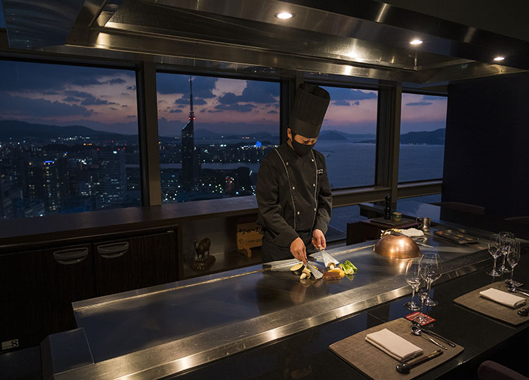  【中央区地行浜】豪華鉄板焼きとオーシャンビューの景色で大満足×天空のチャペルが素敵「鉄板焼 金葉亭」