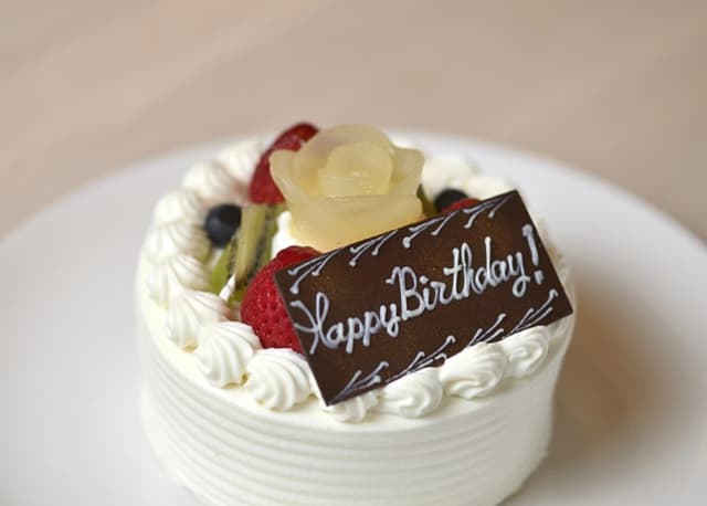 ホールケーキ・生クリーム 4号（12㎝）
