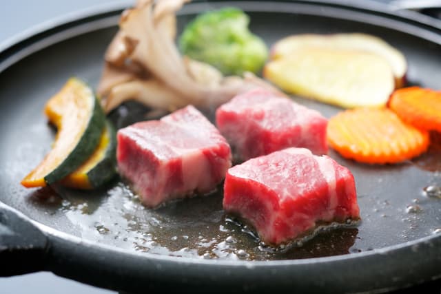 【追加一品】伊予牛の陶板焼き(120g)