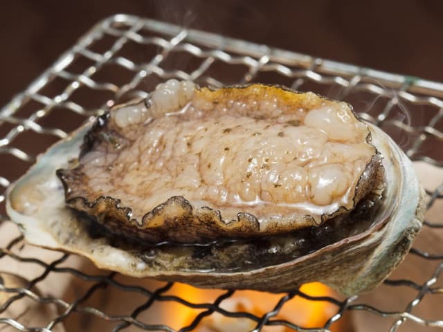【贅沢な一品】鮑の網焼き(6,050円 / 人前)