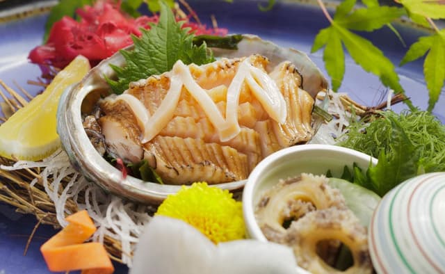 【贅沢な一品】鮑のお造り(6,050円 / 人前)