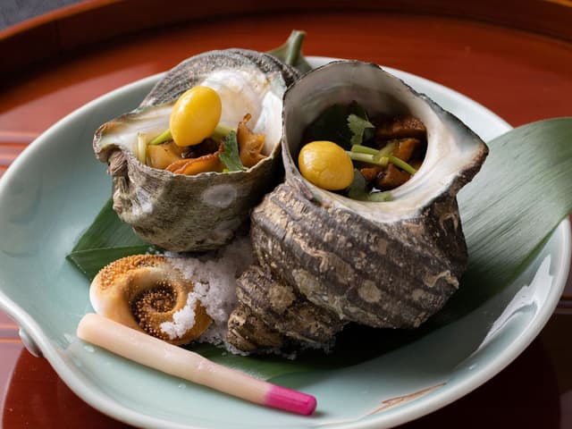 【贅沢な一品】活きサザエの壺焼き(3,388円 / 人前)